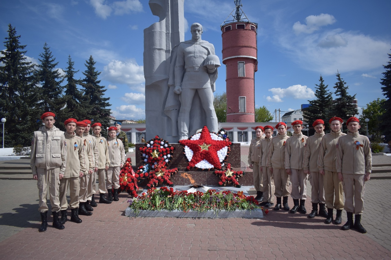 Возложение цветов к братской могиле воинов, погибших в боях с фашистскими захватчиками.